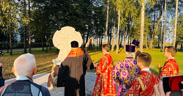 В Ярославле на валунах из фундамента Успенского собора установили поклонный крест_253205