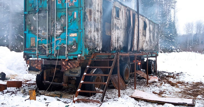 В Ярославской области двое рабочих пострадали при взрыве газа в бытовке_265378