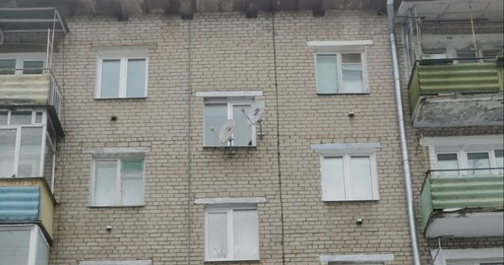 В Ярославле снежная глыба с крыши рухнула на женщину с детьми_235236