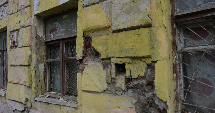 «Отвалился кусок исторической стены»: градозащитница обратила внимание на разрушающееся здание в центре Ярославля_167734