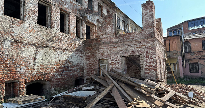 Руины реконструкции: в центре Ярославля памятник XVIII века лишился стен_251813