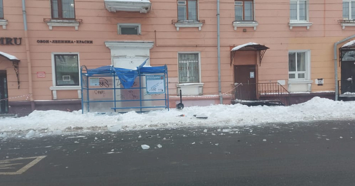 В центре Ярославля сломали остановку при очистке крыши здания от снега