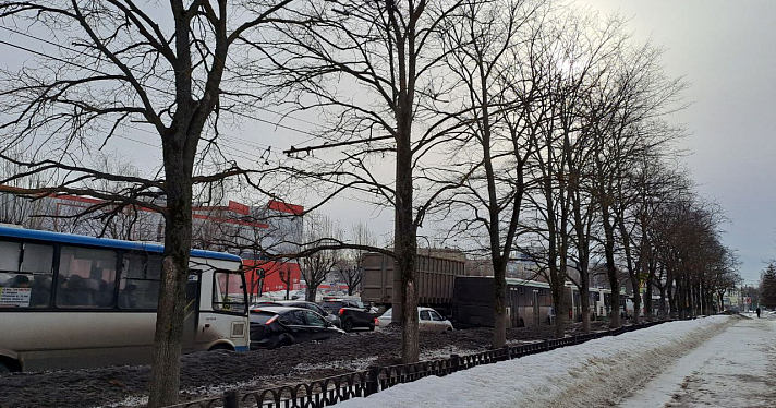 На Ленинградском проспекте в Ярославле образовалась огромная пробка из-за ремонта трамвайного переезда_235568