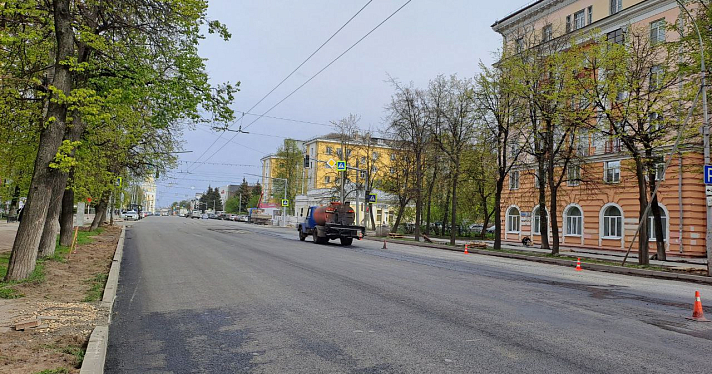 В Ярославле начали укладывать асфальт на улице Свободы_271987