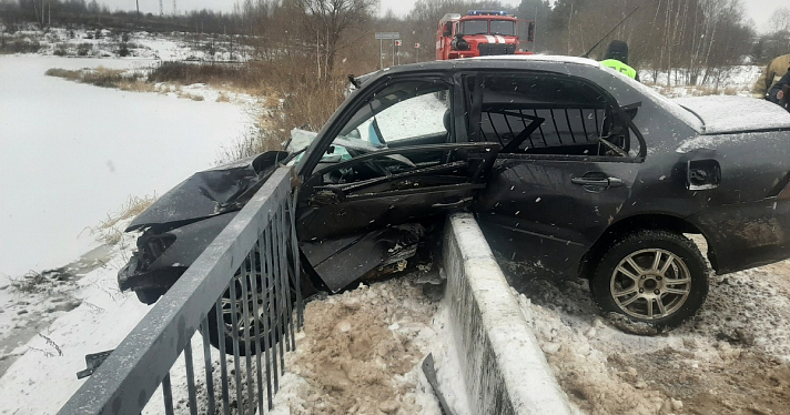 В Ярославской области легковушка едва не упала с моста_258553