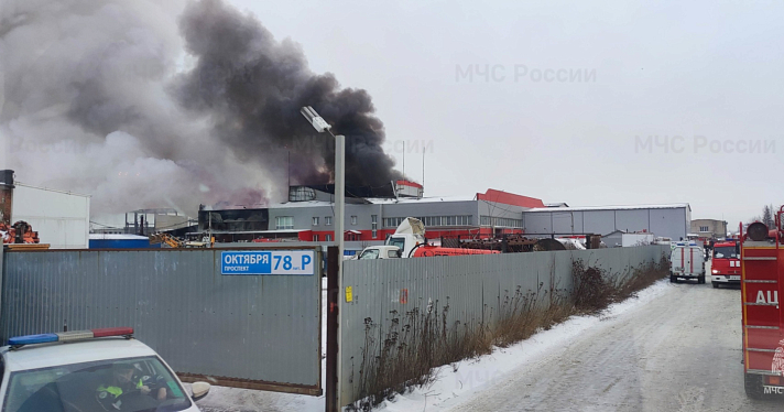 В Ярославле в промзоне горит здание: онлайн-трансляция_258573
