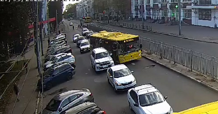 В Ярославле возбуждено уголовное дело после драки водителей автобуса и внедорожника