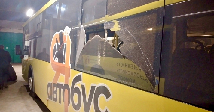 Треснуло стекло﻿: в Ярославле разбился новый брендированный автобус