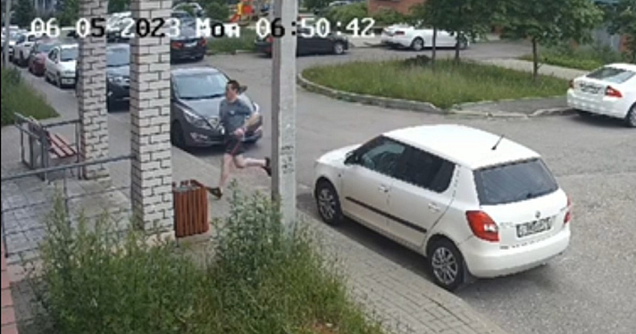 Очевидцы: разгуливающий по улицам Ярославля неадекватный мужчина избил человека
