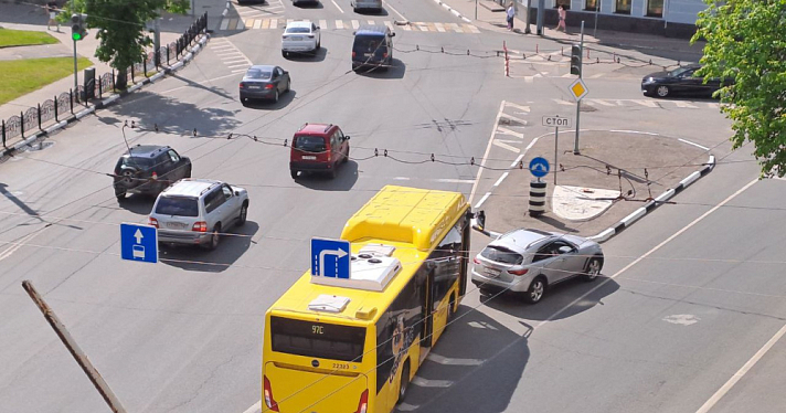 В центре Ярославля автобус врезался в Infiniti