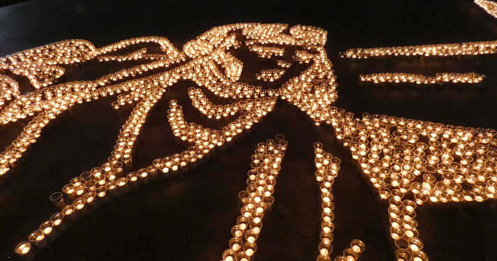 «Помним»: сотни ярославцев одновременно зажгли тысячи свечей в память о павших за Родину_243986