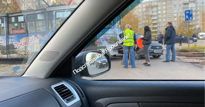 В Дзержинском районе Ярославля столкнулись трамвай и легковушка