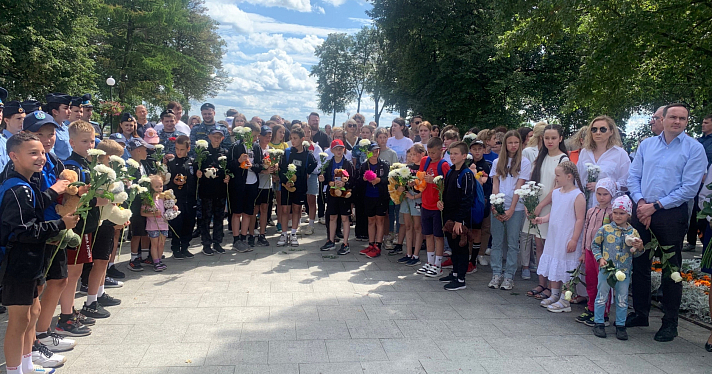 Сотни человек пришли в Ярославле почтить память детей, погибших на Донбассе_247350