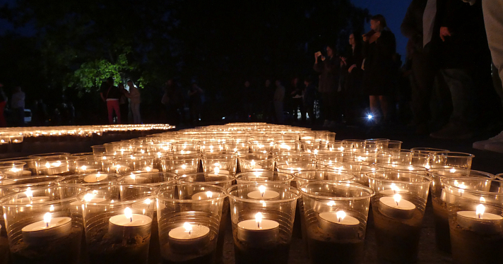 «Помним»: сотни ярославцев одновременно зажгли тысячи свечей в память о павших за Родину_243976
