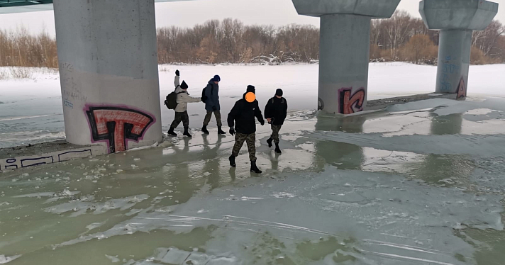 В Ярославле подростки ходили по тонкому льду — сотрудникам МЧС пришлось их остановить_265754