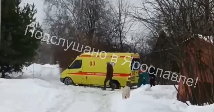 Нескорая скорая: в ярославских дворах в снегу вязнут машины медиков_262837