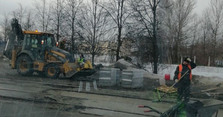 На Ленинградском проспекте в Ярославле образовалась огромная пробка из-за ремонта трамвайного переезда_235575