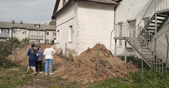 В Ярославской области в поселковом центре досуга рухнула стена_252164