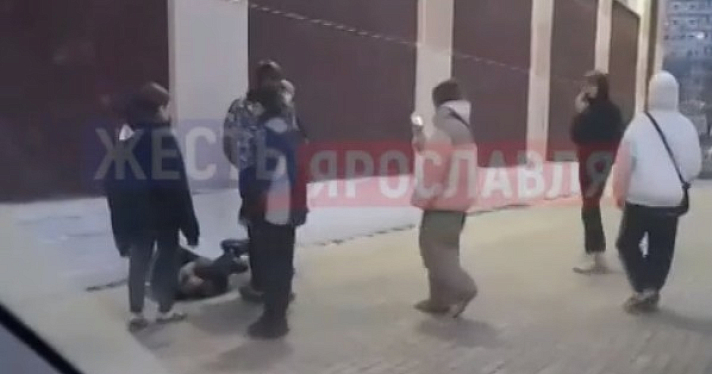 Повалили на землю и снимали на видео: в Ярославле толпа подростков избила сверстника
