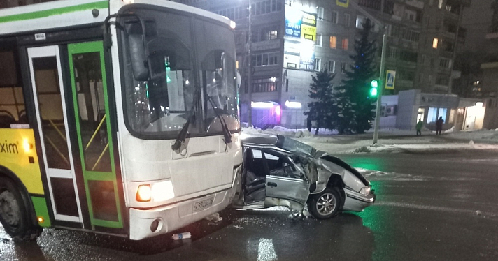 В Ярославле автобус превратил легковушку в груду металла