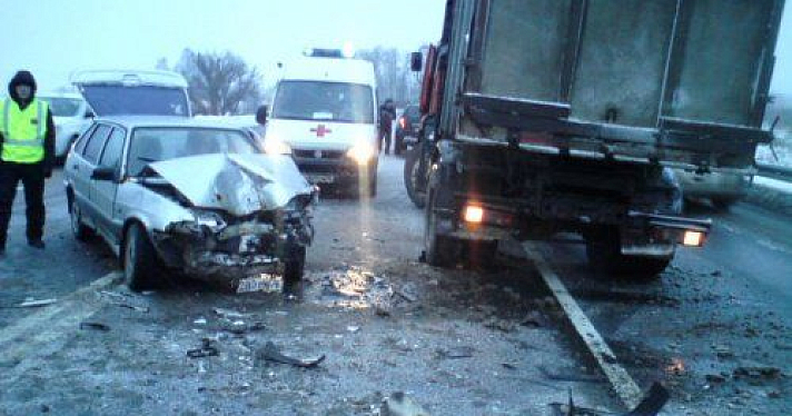 В Ростовском районе столкнулись грузовик и легковой автомобиль: есть пострадавший