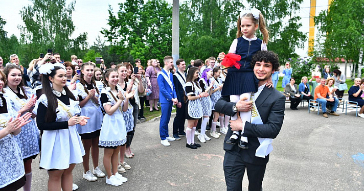 Эти майские дни всегда навевают трогательные воспоминания: в ярославских школах прозвучали Последние звонки_241209