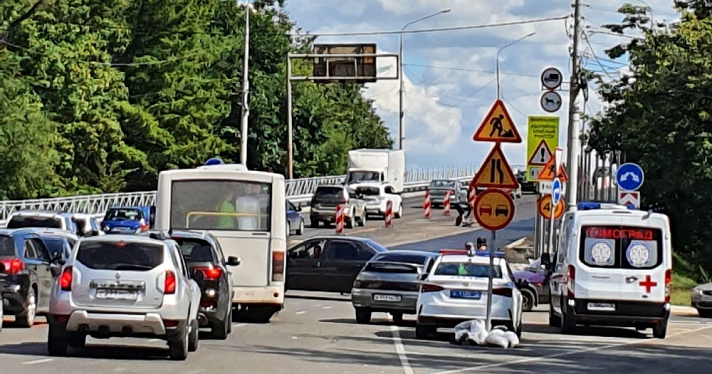 В Ярославле у Октябрьского моста дежурят медики