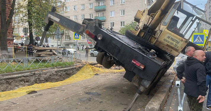 Влетел в окно: в Рыбинске автокран упал на дом_253111