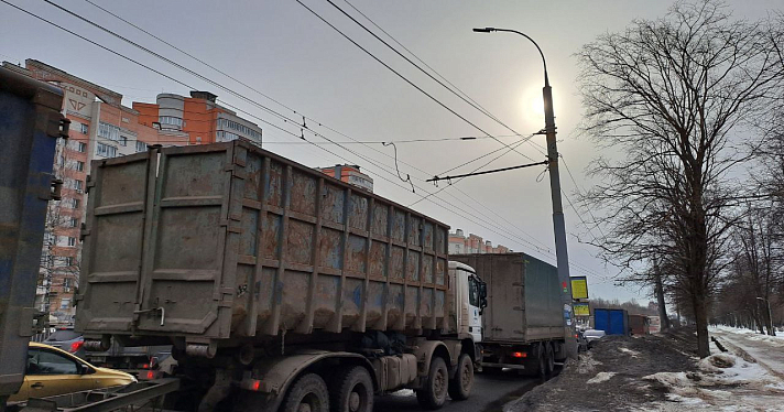 На Ленинградском проспекте в Ярославле образовалась огромная пробка из-за ремонта трамвайного переезда_235569