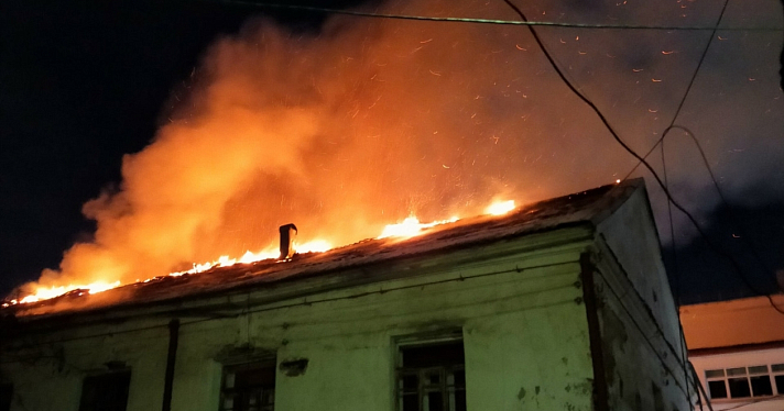 В туристическом квартале Ярославля вспыхнуло старинное здание_227732