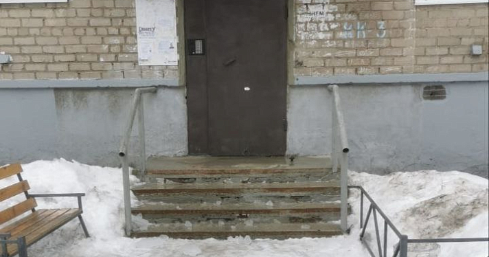 В Ярославле снежная глыба с крыши рухнула на женщину с детьми_235235