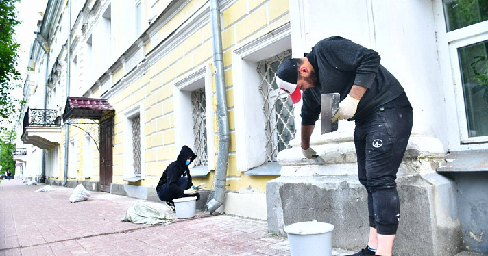 Красят, ремонтируют и обновляют: в центре Ярославля фасады зданий приводят в порядок_240952
