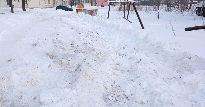 Сложности работы: в Ярославле мусоровозы застревают в нечищенных от снега дворах_206060