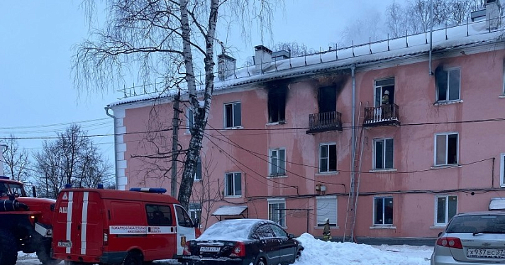 В Ярославской области загорелись квартиры в трёхэтажном жилом доме_265154