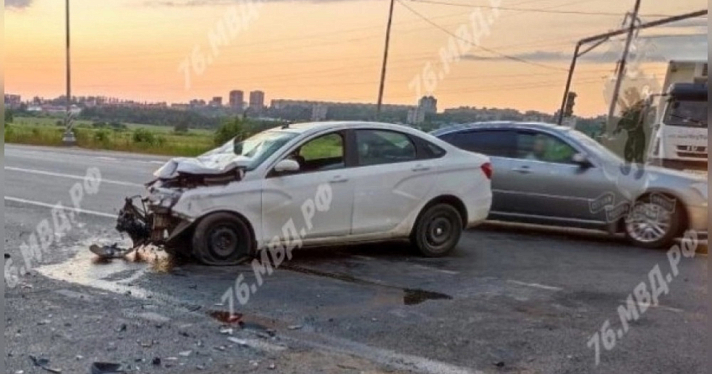 Водитель госпитализирован: в Ярославле произошло ДТП с грузовиком