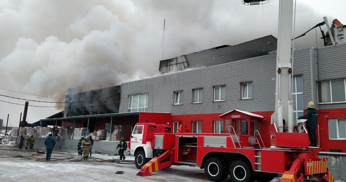 Следователи проверят обстоятельства пожара на складе в Ярославле