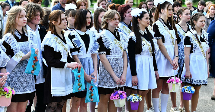 Эти майские дни всегда навевают трогательные воспоминания: в ярославских школах прозвучали Последние звонки_241212
