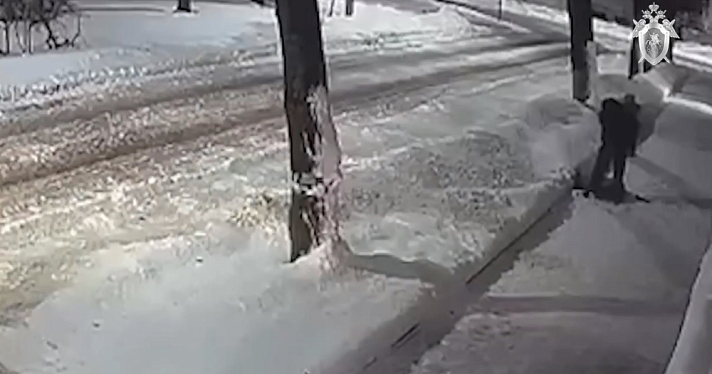 Появилось видео момента падения снежной глыбы на ребёнка в Ярославле