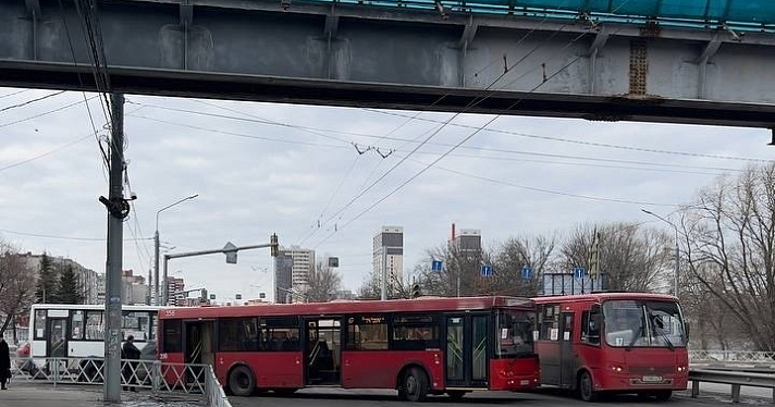 Движение парализовано: на Московском проспекте столкнулись два автобуса и легковушка_235783