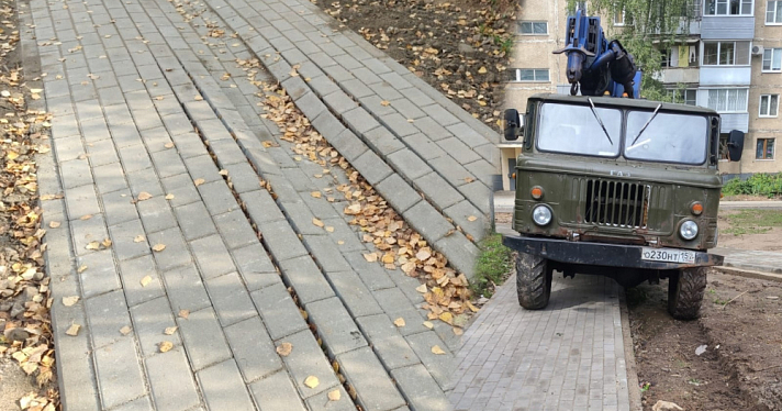 В Ярославле грузовик продавил тротуарную плитку