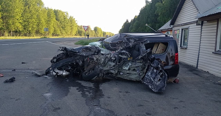 В Ярославской области в ДТП с фурой погиб водитель легковушки_242380