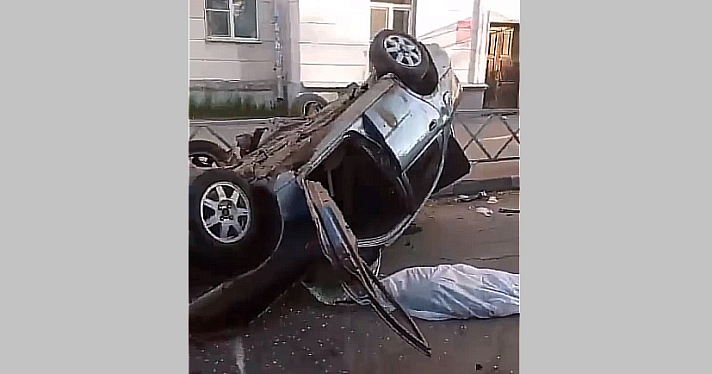 В утреннем ДТП после Дня города в центре Ярославля погиб молодой водитель