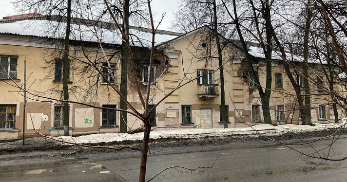 «Эти глыбы могли упасть на детей!»: в Ярославле обрушился фасад аварийного дома_268079