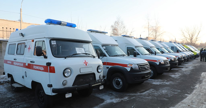 Михаил Евраев: больницы Ярославской области получили 14 новых машин скорой помощи_227421