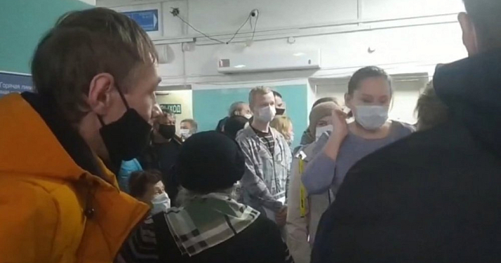 В ярославской поликлинике здоровые и больные ковидом пациенты стоят в одной очереди