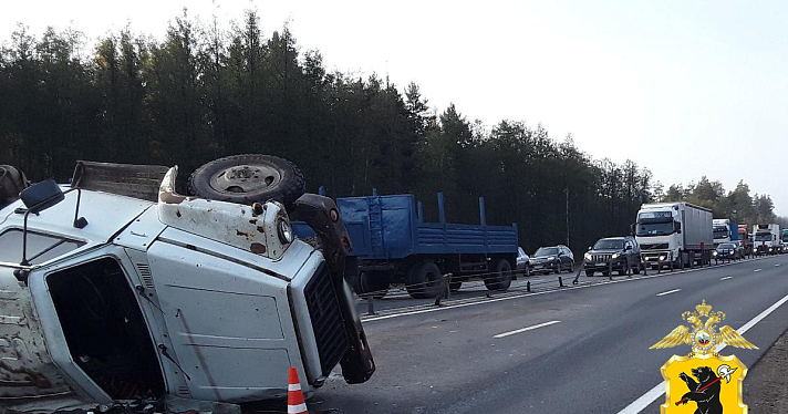 Грузовик на боку, трактор в кювете: в Ярославской области в череде ДТП на М-8 пострадал мужчина_252570