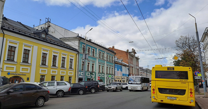 На улице Свободы в Ярославле хотят запретить парковку и сделать выделенные полосы для общественного транспорта и самокатов