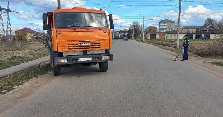 В Ярославской области самосвал вылетел на тротуар и сбил двух пешеходов_270473