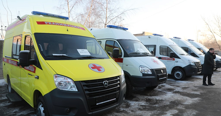 Михаил Евраев: больницы Ярославской области получили 14 новых машин скорой помощи_227420