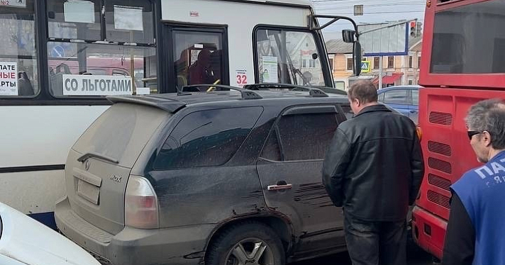 Движение парализовано: на Московском проспекте столкнулись два автобуса и легковушка_235782